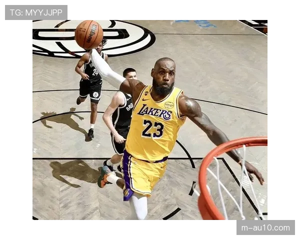 特写：勒布朗·詹姆斯在场边研究实时攻防数据表